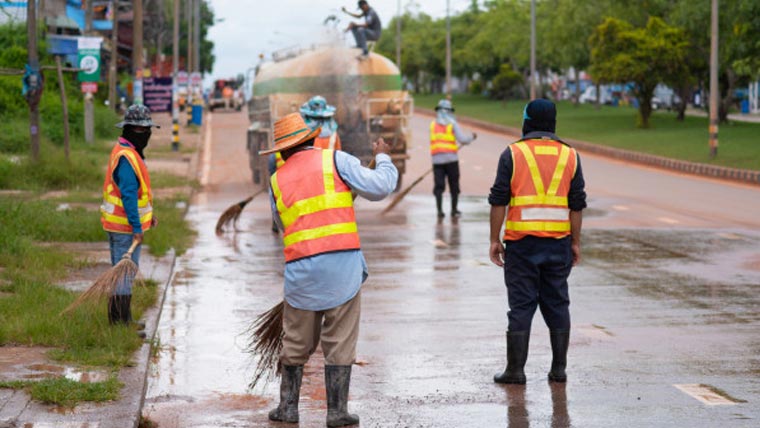 خاتون خاکروب نے کوڑے سے ملے 9 لاکھ مالک کو واپس کر دیے