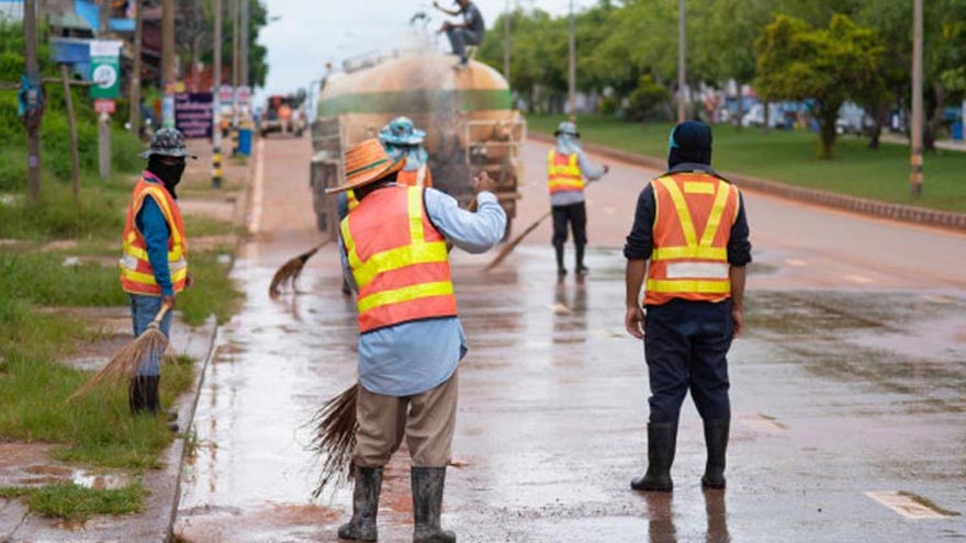 Sanitary worker returns Rs900,000 found in trash, wins praise and reward