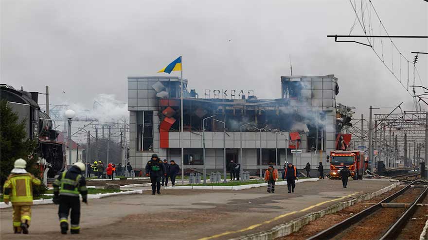 Russian strike hits Ukrainian city of Kremenchuk, cutting utilities, mayor says