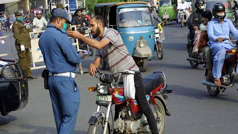 ٹریفک قوانین کی خلاف ورزیوں، غیر قانونی نمبر پلیٹس اور کالے شیشوں کیخلاف کریک ڈاؤن تیز