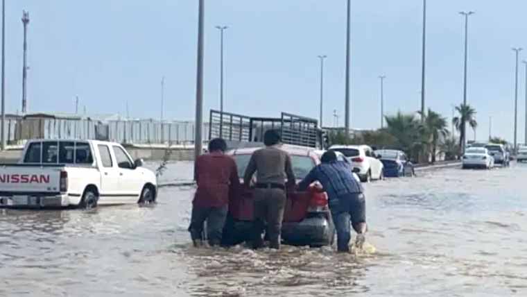 سعودی شہر ینبع میں بھی طوفانی بارش، متعدد عمارتوں کی چھتیں گر گئیں، کئی گاڑیاں تباہ