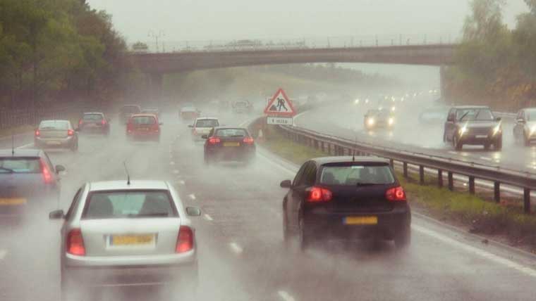 برطانیہ میں طوفان برام کے باعث شدید بارشیں، ریل سروس متاثر، پروازیں منسوخ