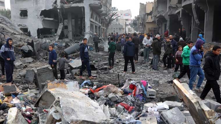 غزہ میں اسرائیلی فضائی حملوں سے تباہی بڑھ گئی، سڑکیں تباہ، امدادی قافلے پھنس گئے