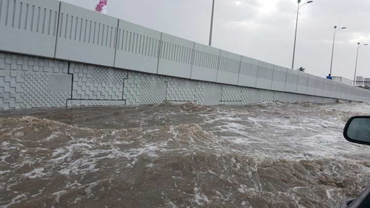 سعودی شہر جدہ میں ریکارڈ 135 ملی میٹر بارش، سڑکیں زیرِ آب آگئیں
