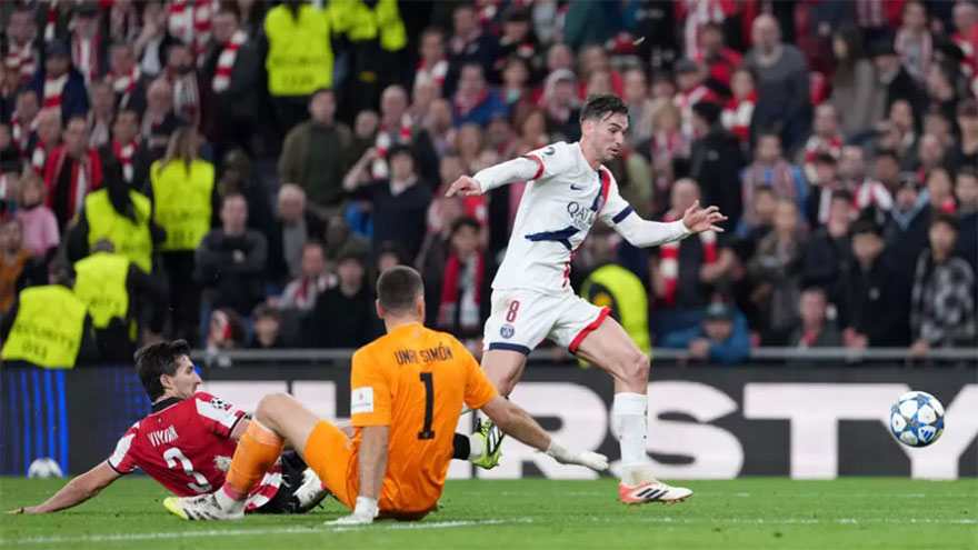 Superb Simon guides Athletic to PSG draw