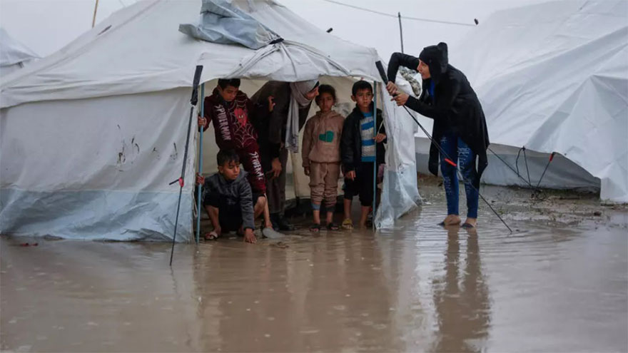 Winter storm brings fresh hardship to displaced Gazans