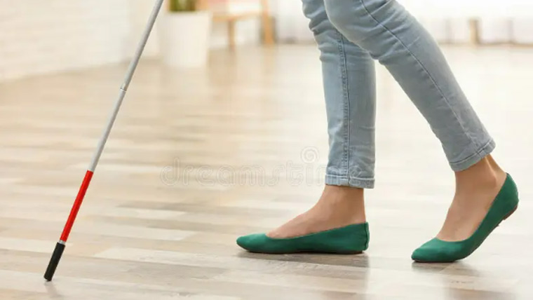 سعودی خاتون نے بصارت سے محروم افراد کے لیے سمارٹ شوز تیار کرلیے