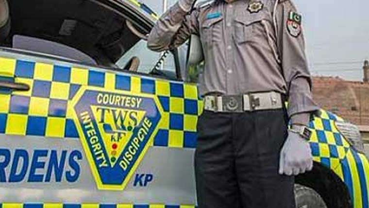 غلط پارکنگ پر تنازع، شہری نے ٹریفک وارڈن پر کار چڑھا دی