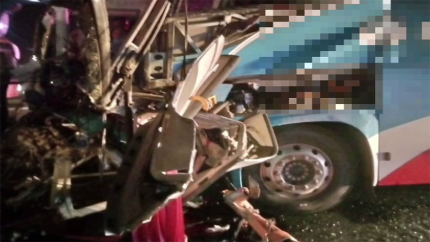 One killed, nine injured as bus collides with trailer near Khanewal