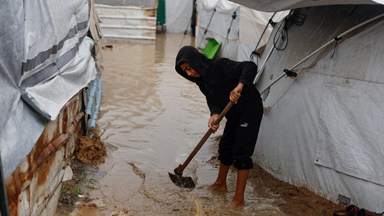 غزہ میں طوفانی بارش اور سردی سے 3 بچوں سمیت 16 افراد جاں بحق
