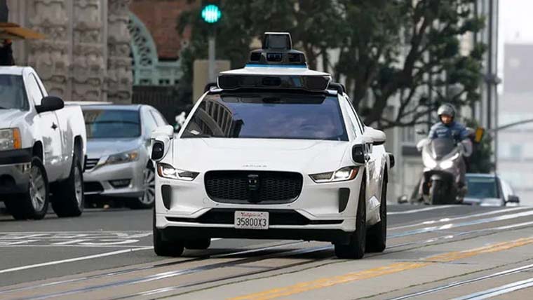 بغیر ڈرائیور چلنے والی ٹیکسی میں خاتون کے ہاں بچے کی پیدائش