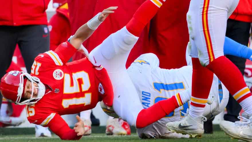 Patrick Mahomes suffers a torn ACL and Chiefs say he's considering surgical options