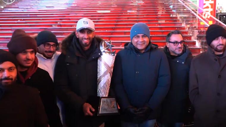 نیویارک: تائمز سکوائر میں پی ایس ایل کے رنگ بکھر گئے، ٹرافی کی شاندار نمائش