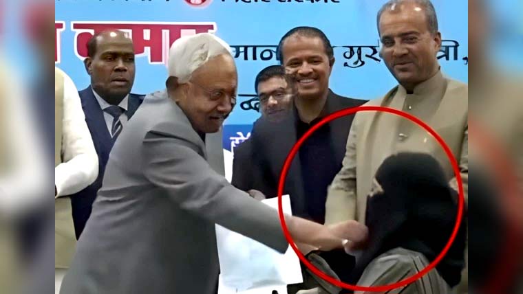 بھارتی وزیراعلیٰ کی مسلم ڈاکٹر کا نقاب اتارنے کی بہیودہ کوشش کی ویڈیو وائرل