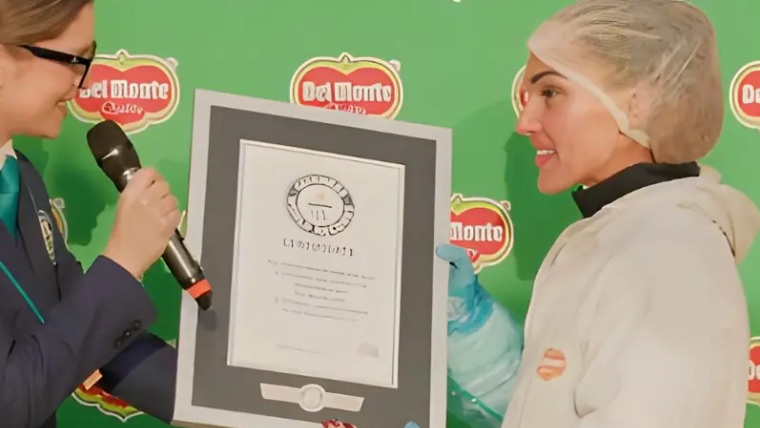 فیکٹری ورکر نے دنیا کا تیز ترین انناس کاٹنے کا ریکارڈ قائم کر دیا