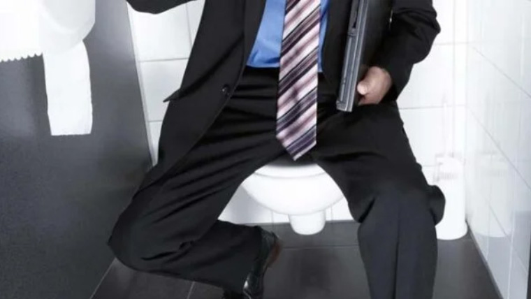 کمپنی نے بار بار باتھ روم جانے پر انجینئر کو نوکری سے برطرف کر دیا