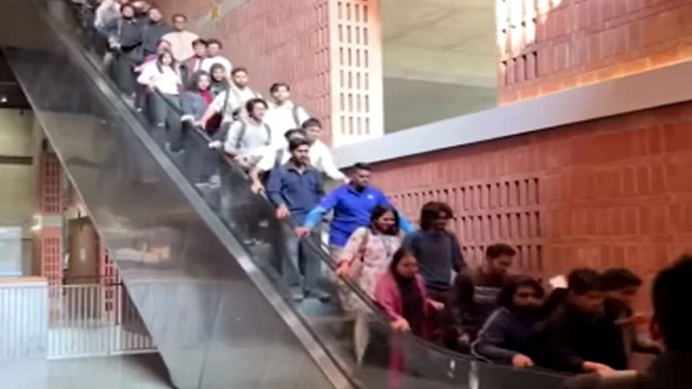 تیز رفتار ایسکلیٹر پر رولر کوسٹر کے مزے، طلبا کے ہوش اڑ گئے
