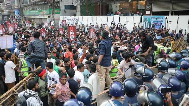 عثمان ہادی پر قاتلانہ حملہ، بنگلادیش میں طلبہ کا بھارتی ہائی کمیشن کے باہر احتجاج