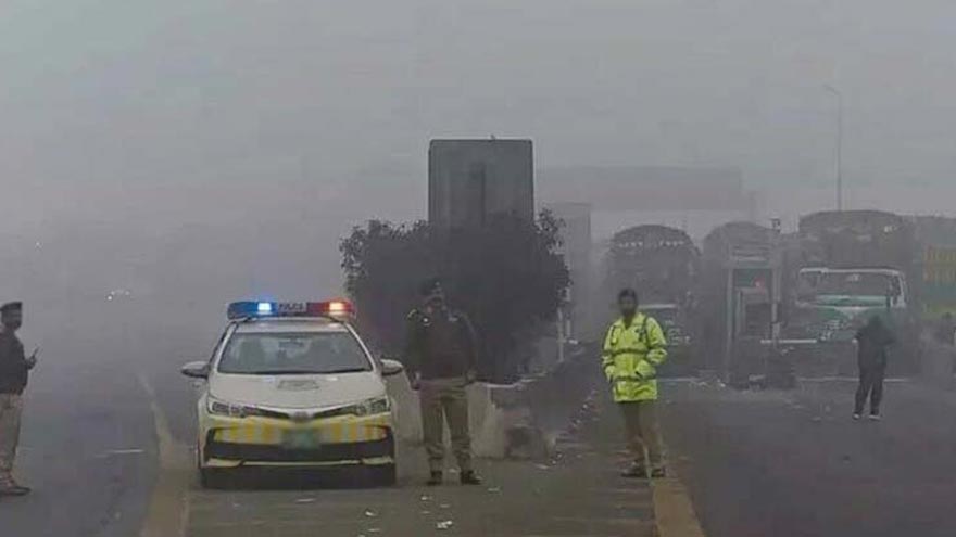 Dense fog paralyzes major cities, motorways closed at multiple points