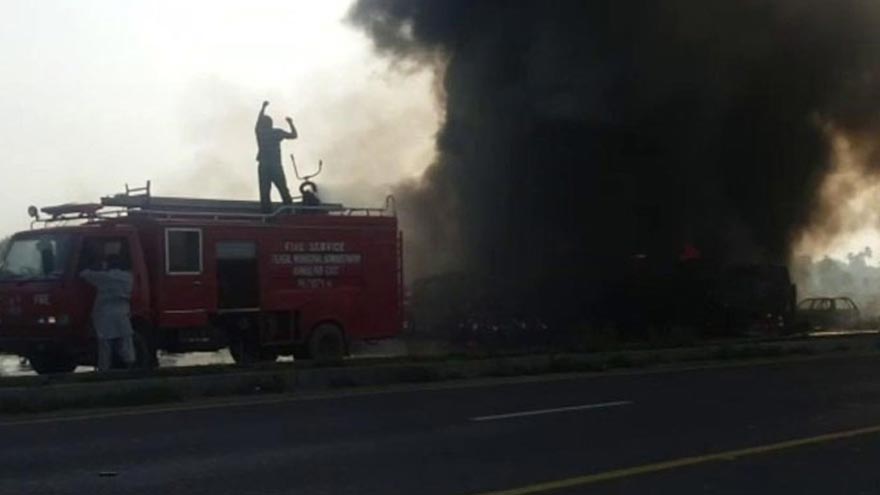 16 injured as fire erupts in coal truck, oil tanker on National Highway in Zhob
