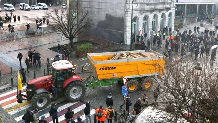 یورپی زرعی پالیسی کے خلاف کسانوں کا برسلز میں احتجاجی مظاہرہ