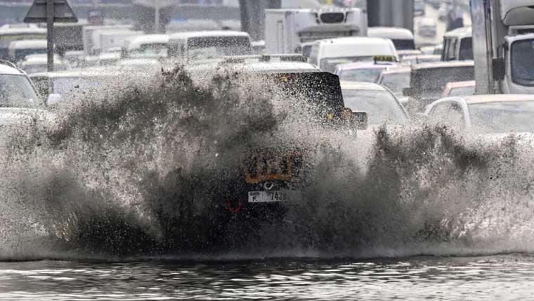 دبئی کے مختلف علاقوں میں گرج چمک کیساتھ موسلا دھار بارش