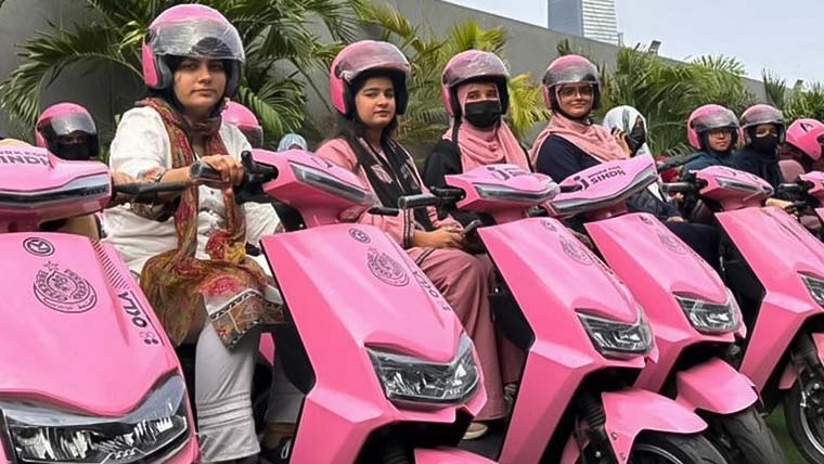 حکومت سندھ کی خواتین کیلئے سکوٹی چلانے کی تربیت کا آغاز 