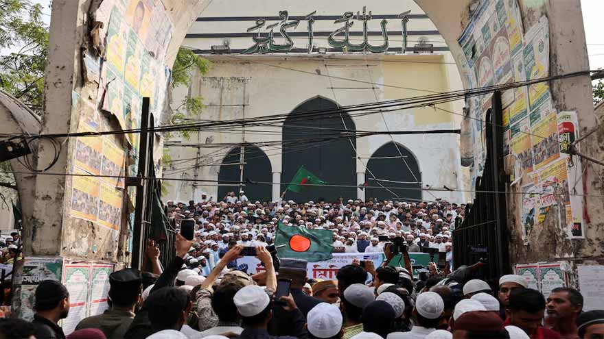 Presses fall silent after mobs torch offices of Bangladesh's top newspapers