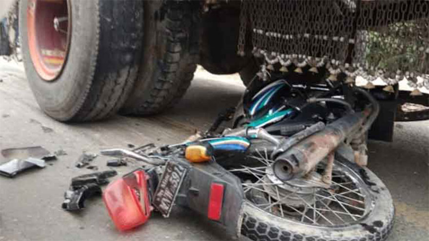 Youngster killed as truck hits motorcycle in Karachi