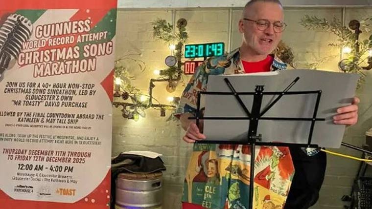 برطانیہ: سینڈوچ شاپ کے مالک کی 42 گھنٹے تک کرسمس گانے گنگنانے کی انوکھی کوشش