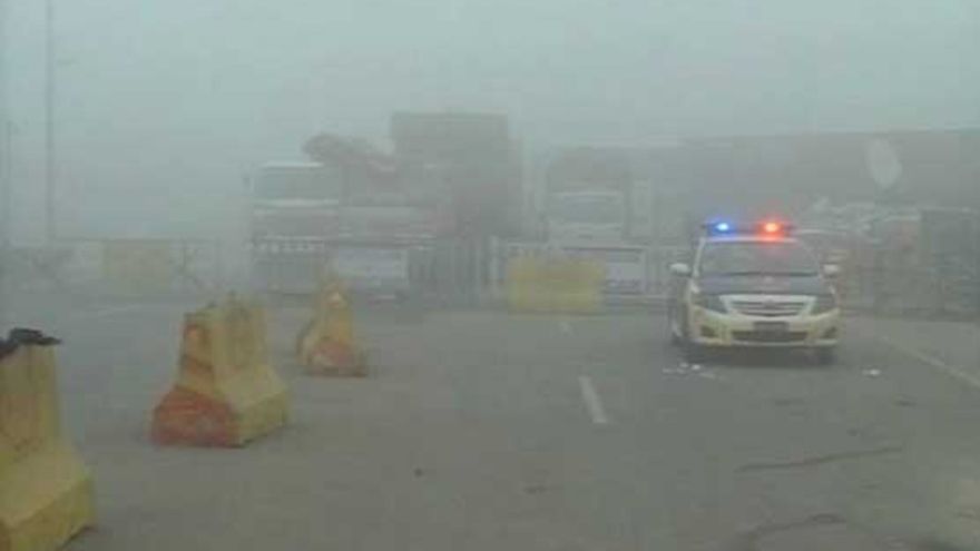 Dense fog forces closures on Lahore motorways, heavy vehicles restricted