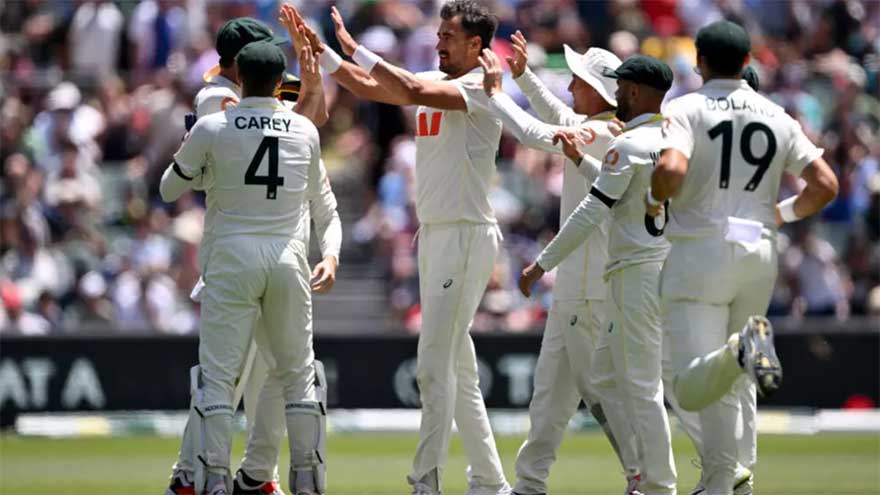 Australia beat England by 82 runs and retain Ashes