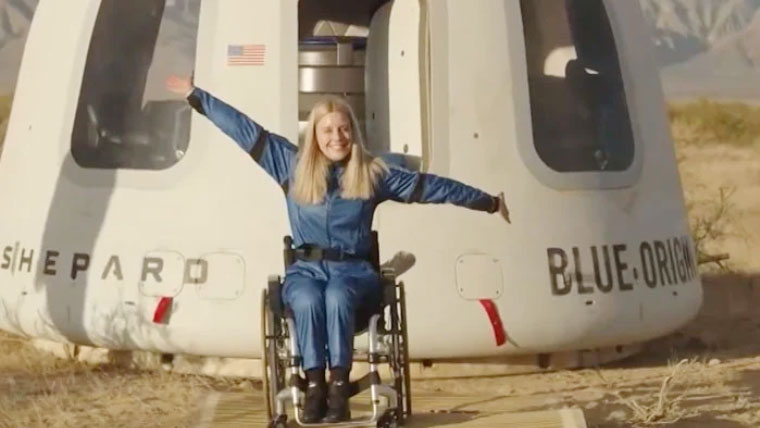 پہلی بار وہیل چیئر استعمال کرنے والی خاتون خلا میں پہنچ گئی