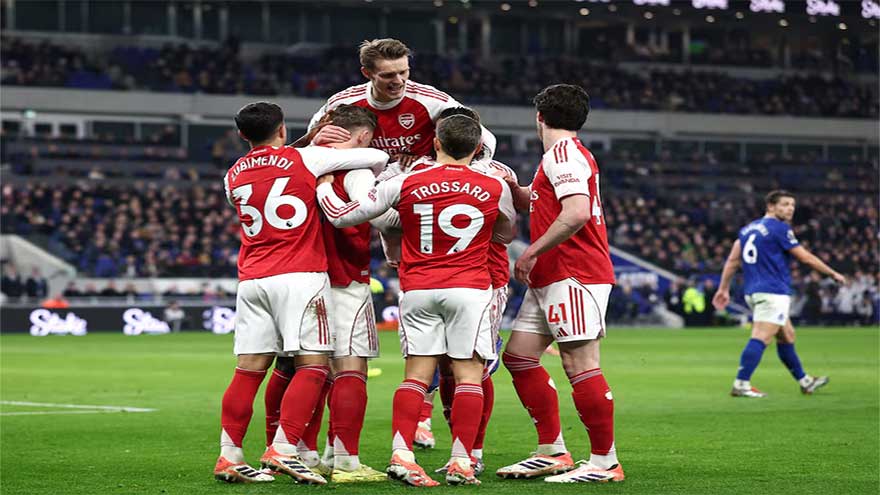 Arsenal take back Premier League top spot with 1-0 win over Everton