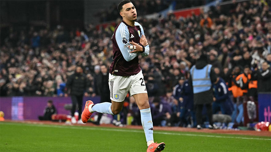 Rogers stars as Villa beat Man Utd to boost title bid