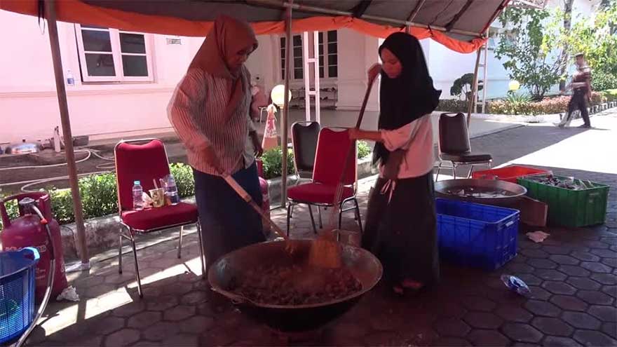 Dunya News Indonesian women cook 2.5 tonnes of rendang beef for Sumatra floods victims