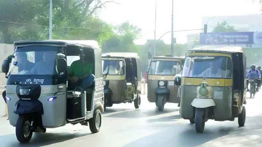 Karachi bans two, four-stroke rickshaws on 25 major roads