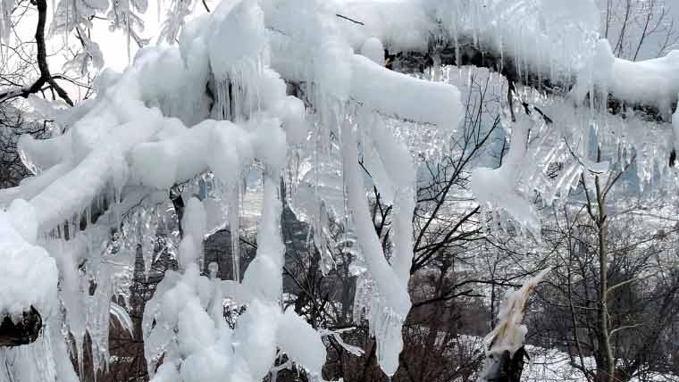 پہاڑوں پر برف، میدانوں میں بارش، موسم نے ملک بھر میں رنگ بکھیر دیئے