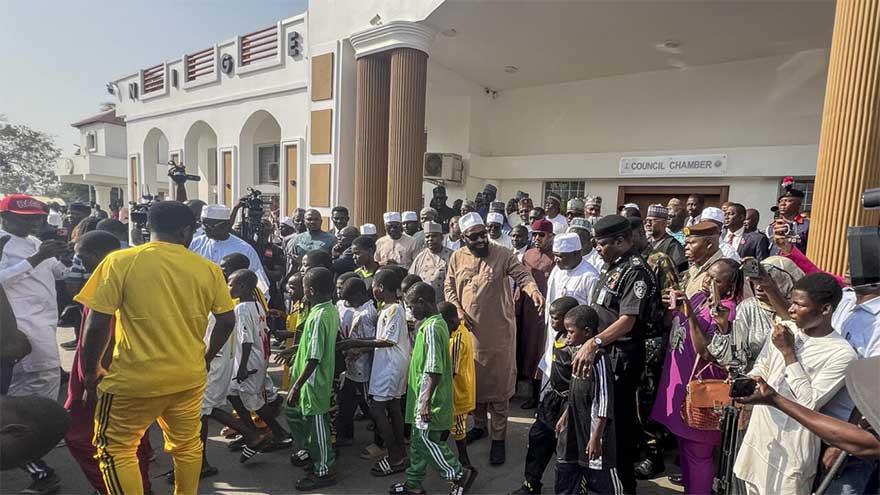 Last of kidnapped Nigerian pupils handed over, government says