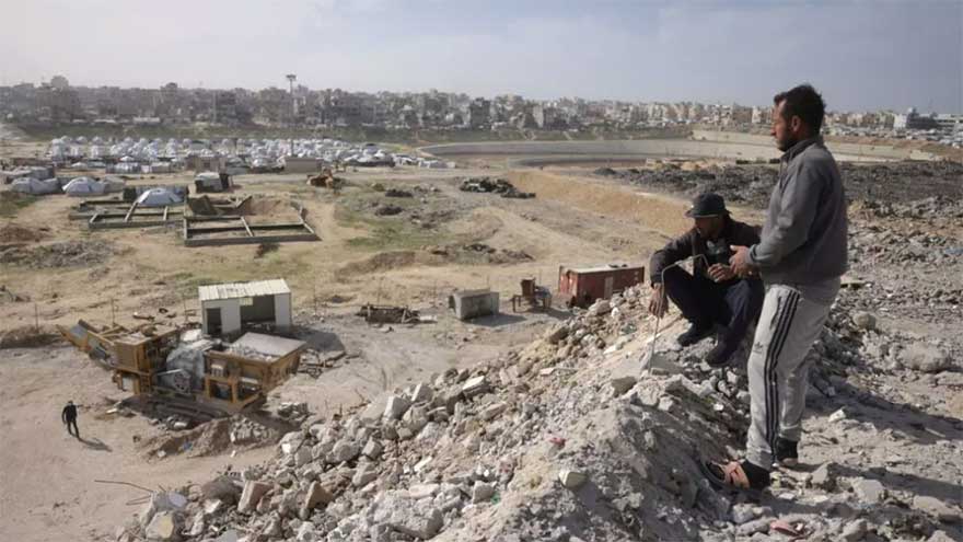 Dunya News Trapped under Israeli bombardment, Gazans fear the 'new border'