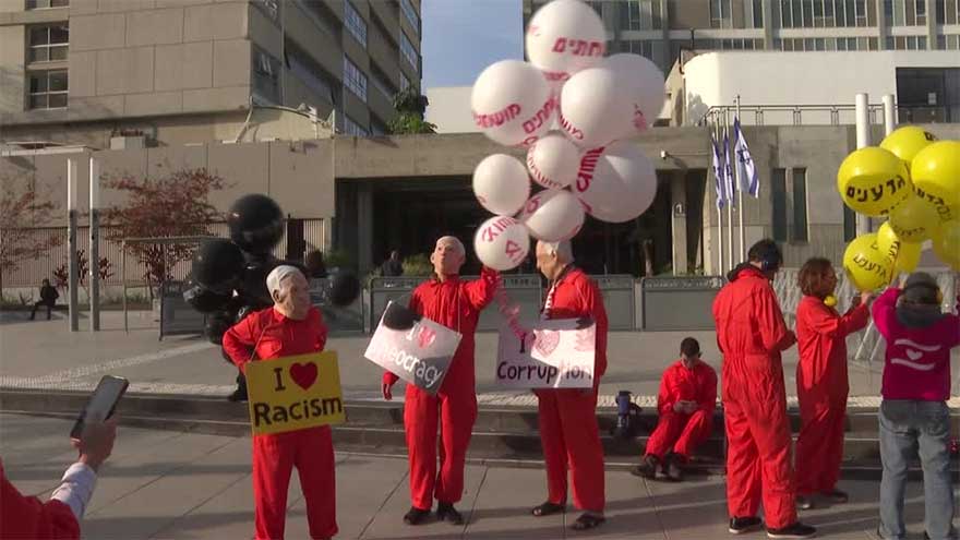 'He's going to pay': Israelis protest against Premier Netanyahu outside court