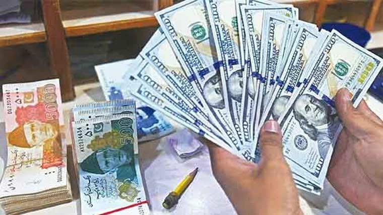 امریکی ڈالر روپے کے مقابلے میں مسلسل تنزلی کا شکار