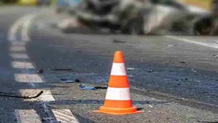 نوابشاہ: تیز رفتار مسافر وین ٹرالی سے ٹکرا گئی، 4 افراد جاں بحق