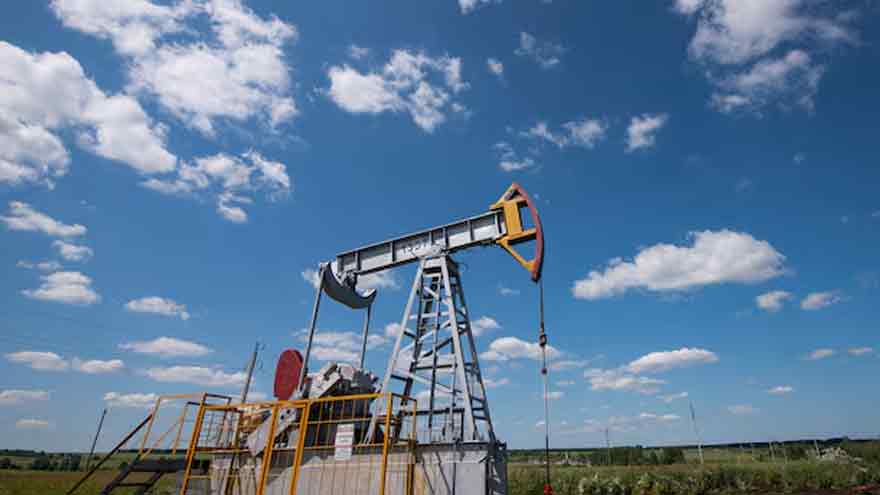 Oil edges up on strong US economic growth, supply risks