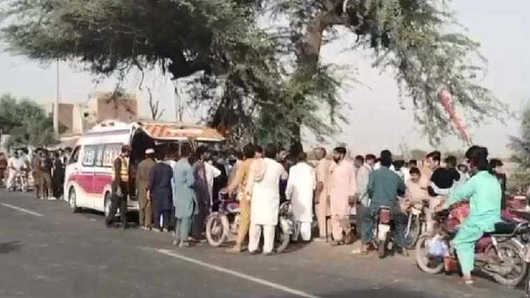 سرگودھا: تیز رفتار وین درخت سے ٹکرا گئی، 3 افراد جاں بحق، 10 زخمی