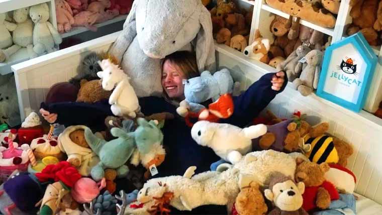 برطانوی لڑکی نے ایک ہی برانڈ کی 877 منفرد اشیاء اکٹھی کرکے عالمی ریکارڈ بنا ڈالا