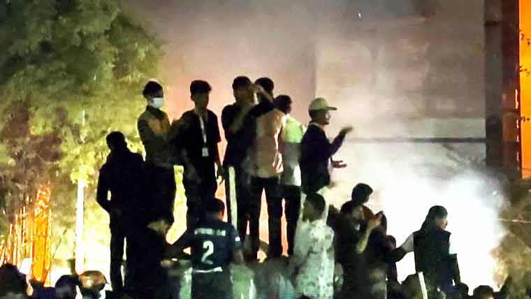 ڈھاکا میں دستی بم سے حملہ،21 سالہ نوجوان جاں بحق