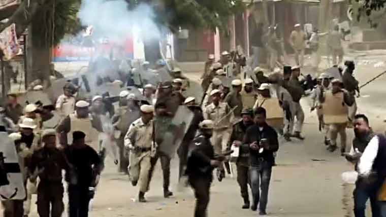 مودی سرکار کے مظالم، آسام کے حالات کشیدہ، حقوق مانگنے پر پولیس کی فائرنگ، 2 شہری ہلاک