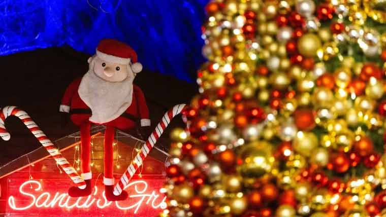 دنیا بھر میں کرسمس کی رنگینیاں عروج پر، سانتاکلاز شہریوں میں خوشیاں بانٹنے میں مصروف