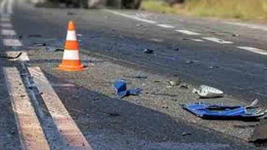 One killed, nine injured in car-truck collision in Lahore